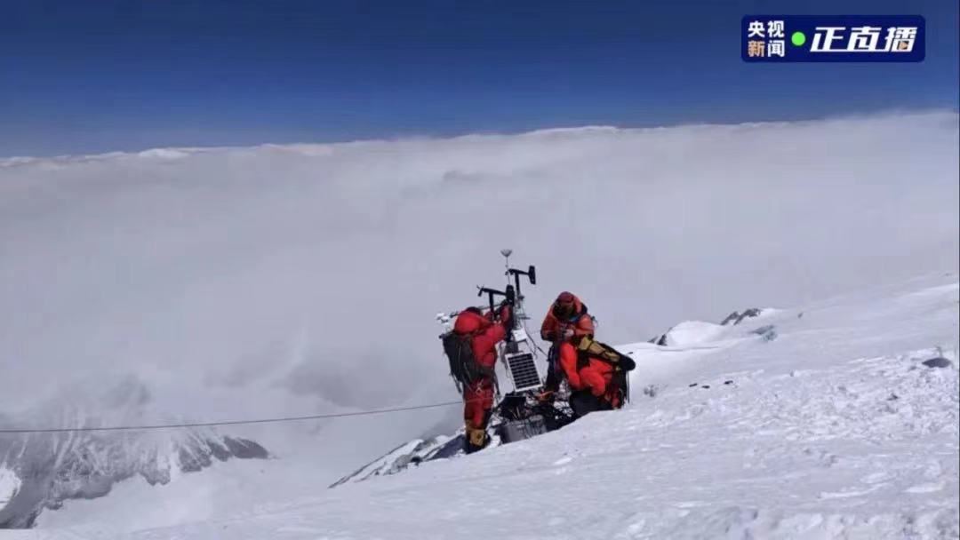 世界最高自动气象观测站在珠穆朗玛峰海拔8830米处成功架设！